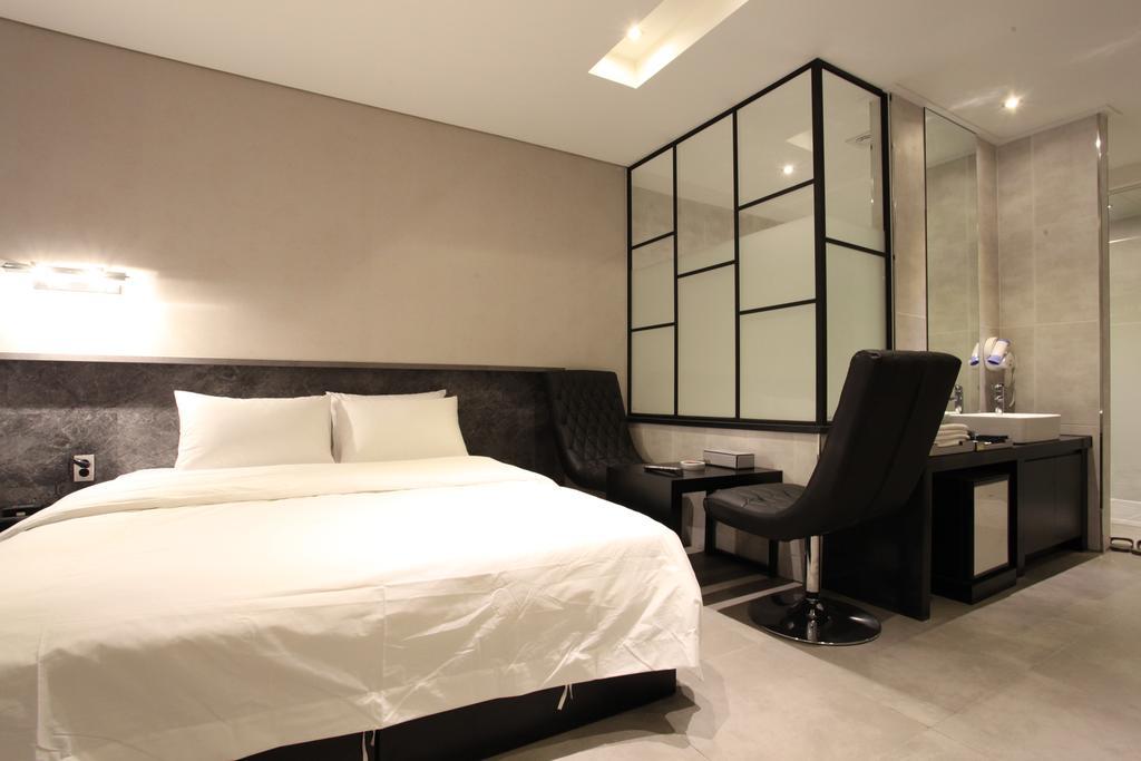 C&B Hotel Ansan Luaran gambar